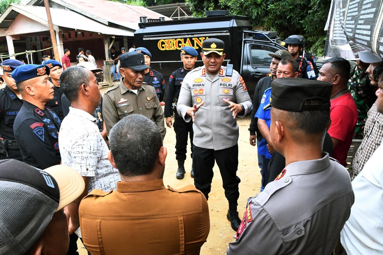 Kapolres Aceh Timur, AKBP Irwan Kurniadi, SIK saat mengecek kondisi di Desa Panton Rayeuk T, Kecamatan Banda Alam, Selasa (26/8/2025). (Foto: Dok Polres Aceh Timur)