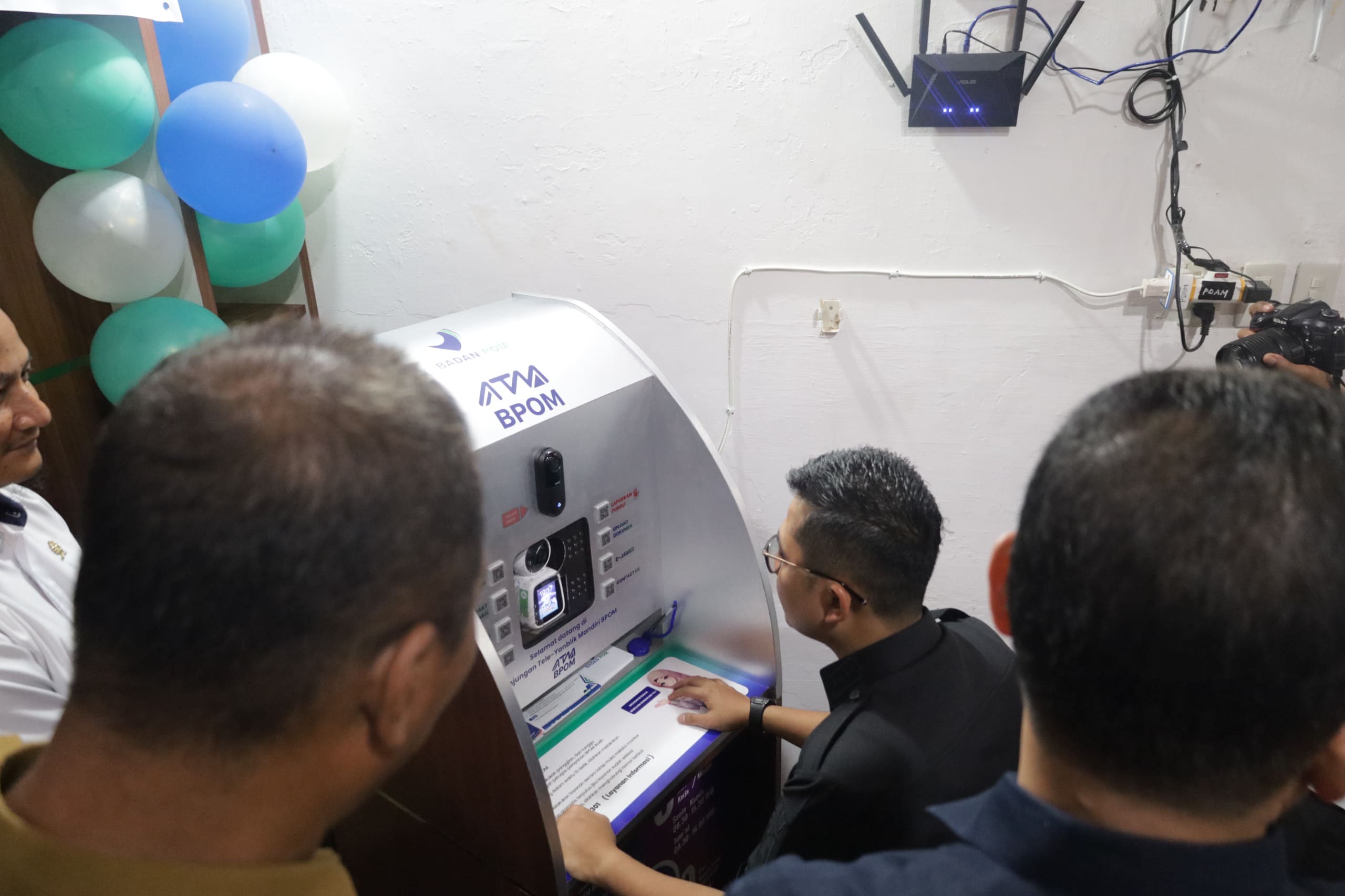 Anjungan Tele-Yanblik Mandiri Badan Pengawas Obat dan Makanan (ATM BPOM) resmi beroperasi di Mall Pelayanan Publik (MPP) Kota Langsa, Senin (4/8/2025). (Foto: BPOM Aceh)