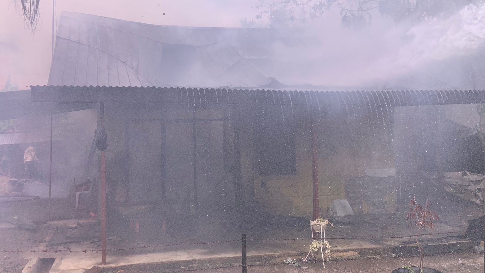 Rumah anggota polisi yang terbakar di Gampong Buket Meusara, Kecamatan Kota Jantho, Kabupaten Aceh Besar, Rabu (6/8/2025). (Foto: Dok BPBD Aceh Besar)