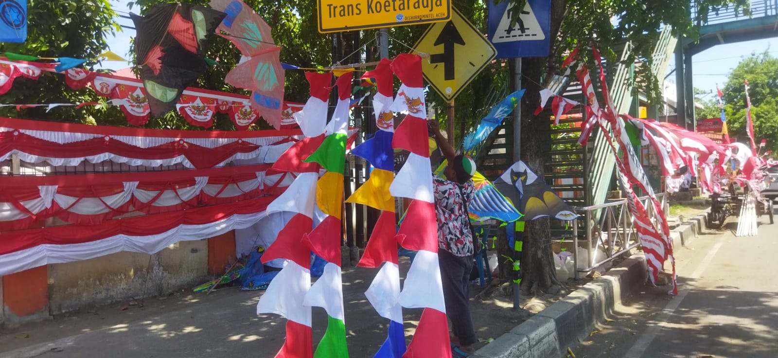 Pedagang yang berjualan di depan Sekolah Penggerak SD Negeri 54 Kota Banda Aceh, Prada, Banda Aceh, Muhammad Kautsar, Selasa (5/8/2025). (Foto: Nukilan/Sammy)