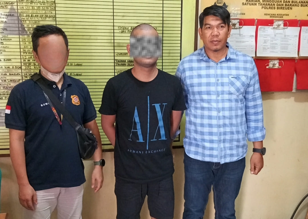 BPOM Aceh menyerahkan seorang tersangka berinisial AP beserta barang bukti kepada Kejaksaan Negeri (Kejari) Bireuen pada Selasa (26/8/2025). (Foto: Dok BPOM Aceh)