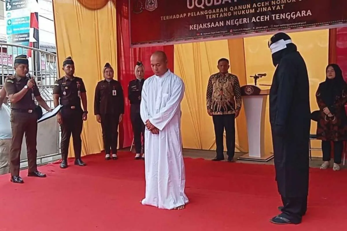Terpidana maisir menjalani hukuman cambuk di Aceh Tenggara, Kamis (28/8/2025). (Foto: ANTARA/HO-Kejari Aceh Tenggara)