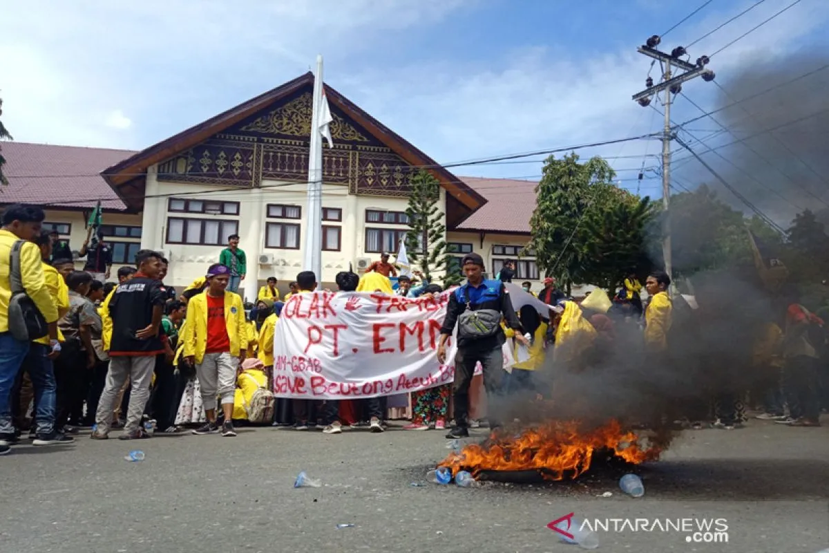Mahasiswa melakukan aksi demonstrasi menolak kehadiran PT EMM di Meulaboh, Aceh Barat. (Foto: Antara/Teuku Dedi Iskandar)