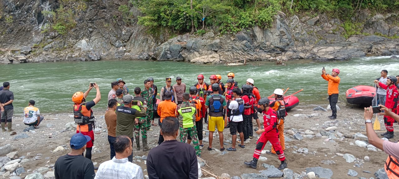 Proses evakuasi lima santri yang meninggal dunia setelah terseret arus sungai di kawasan Kecamatan Mane, Minggu (24/8/2025). (Foto: Dok Polres Pidie)