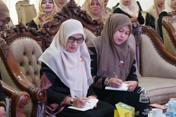 Bunda Pendidikan Anak Usia Dini (PAUD) Aceh Besar, Rita Mayasari, bersama pengurus dan Bunda PAUD se-Aceh Besar mengikuti pembekalan program kerja di Meuligoe Bupati Aceh Besar, Kota Jantho, Jumat (15/8/2025). (Foto: Humas Aceh Besar)
