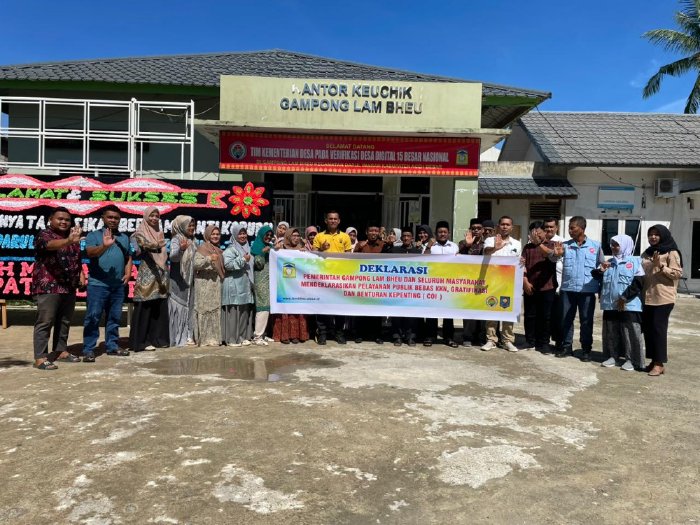 Foto bersama pada pendeklarasian Gampong Lambheu, dalam mewujudkan pelayanan publik yang bersih dan bebas dari KKN, di halaman Kantor Keuchik Lambheu, Kecamatan Darul Imarah, Kabupaten Aceh Besar, Jumat (8/8/2025). (FOTO/ MC ACEH BESAR)