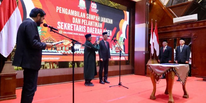 Gubernur Aceh Muzakir Manaf melantik dan mengambil sumpah M Nasir sebagai Sekretaris Daerah (Sekda) Aceh, di Anjong Mon Mata, Kompleks Meuligoe Gubernur Aceh, Jumat (15/8/2025) sore. (Foto: For Nukilan)