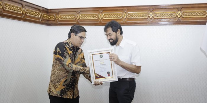 Gubernur Aceh, Muzakir Manaf atau yang akrab disapa Mualem, menerima penghargaan Lifetime Achievement dari Universitas Islam Negeri (UIN) Ar-Raniry Banda Aceh. (Foto: Humas Aceh)