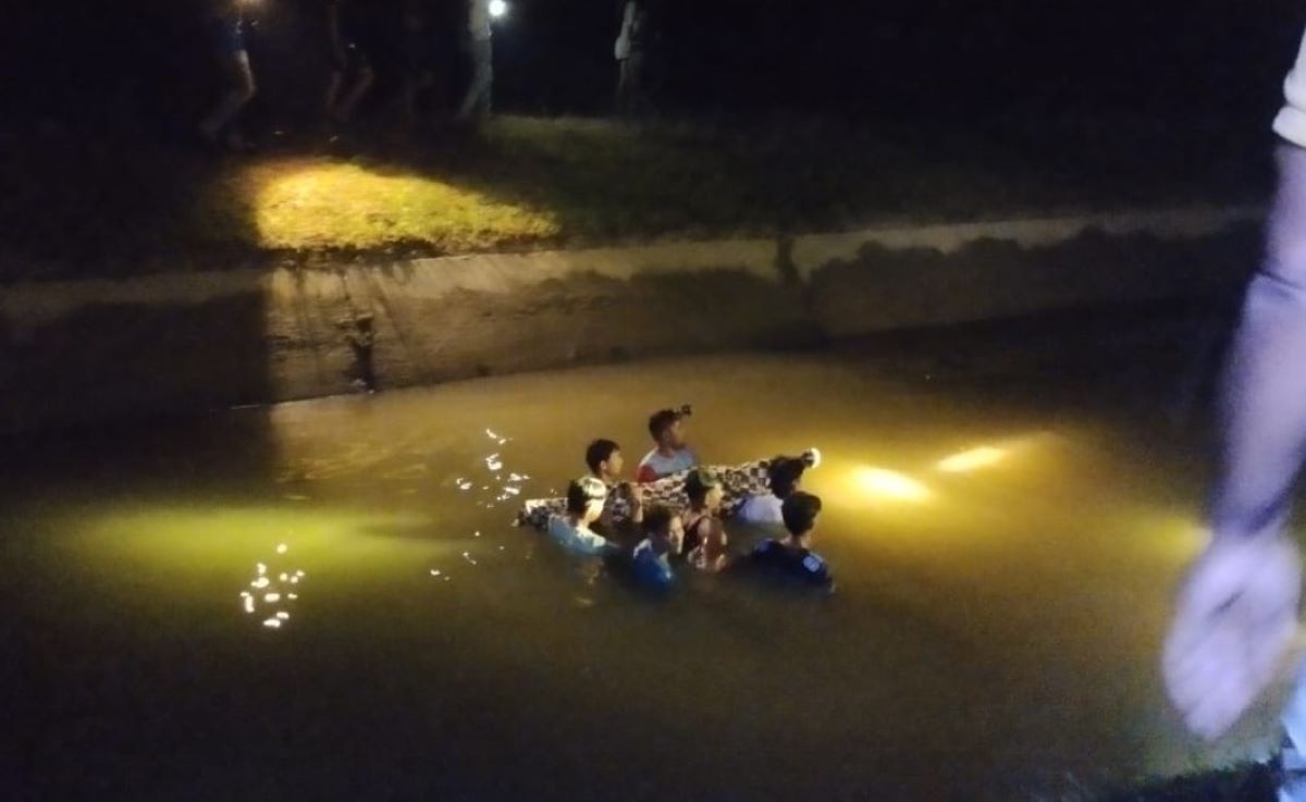 Jasad petani warga Gampong Lam Carak, Kecamatan Seulimuem dievakuasi BPBD Aceh Besar, Kamis (21/8/2025). (Foto: Dok BPBD Aceh Besar)