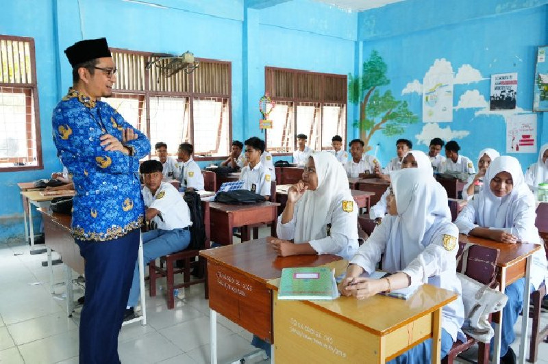 Kepala Dinas Pendidikan Aceh, Marthunis, ST., D.E.A., meninjau langsung pelaksanaan Asesmen Nasional Berbasis Komputer (ANBK) tahun 2025 di sejumlah Sekolah Menengah Atas (SMA) di Kota Banda Aceh, Senin (4/8/2025). (Foto: Disdik Aceh)