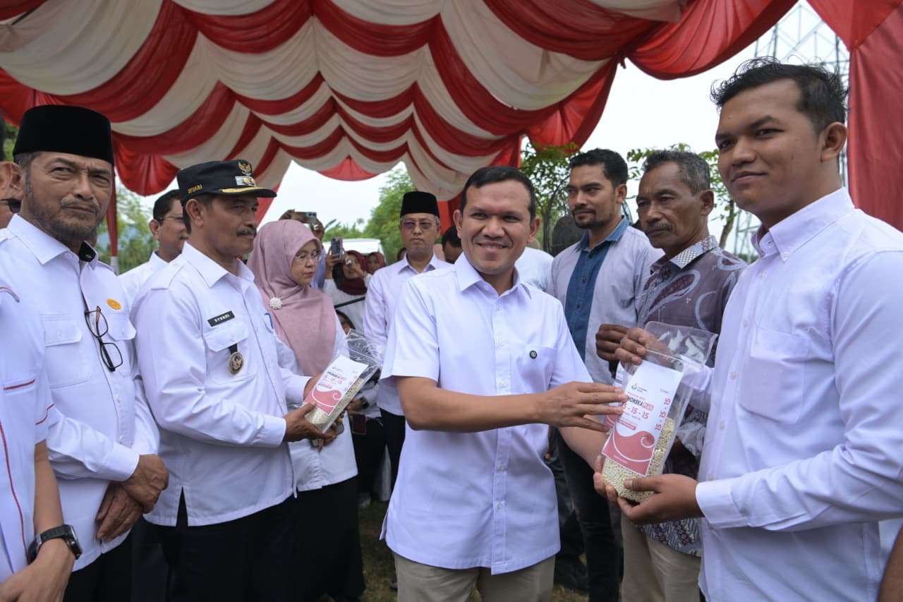 Wakil Gubernur Aceh, Fadhlullah meulanching BUMG penyalur Pupuk Bersubsidi Program Gerak Cepat Pemerintah Aceh di desa Aneuk Gle Kec. Indrapuri Aceh Besar, Sabtu (16/8/2025). (Foto: Humas Pemerintah Aceh)