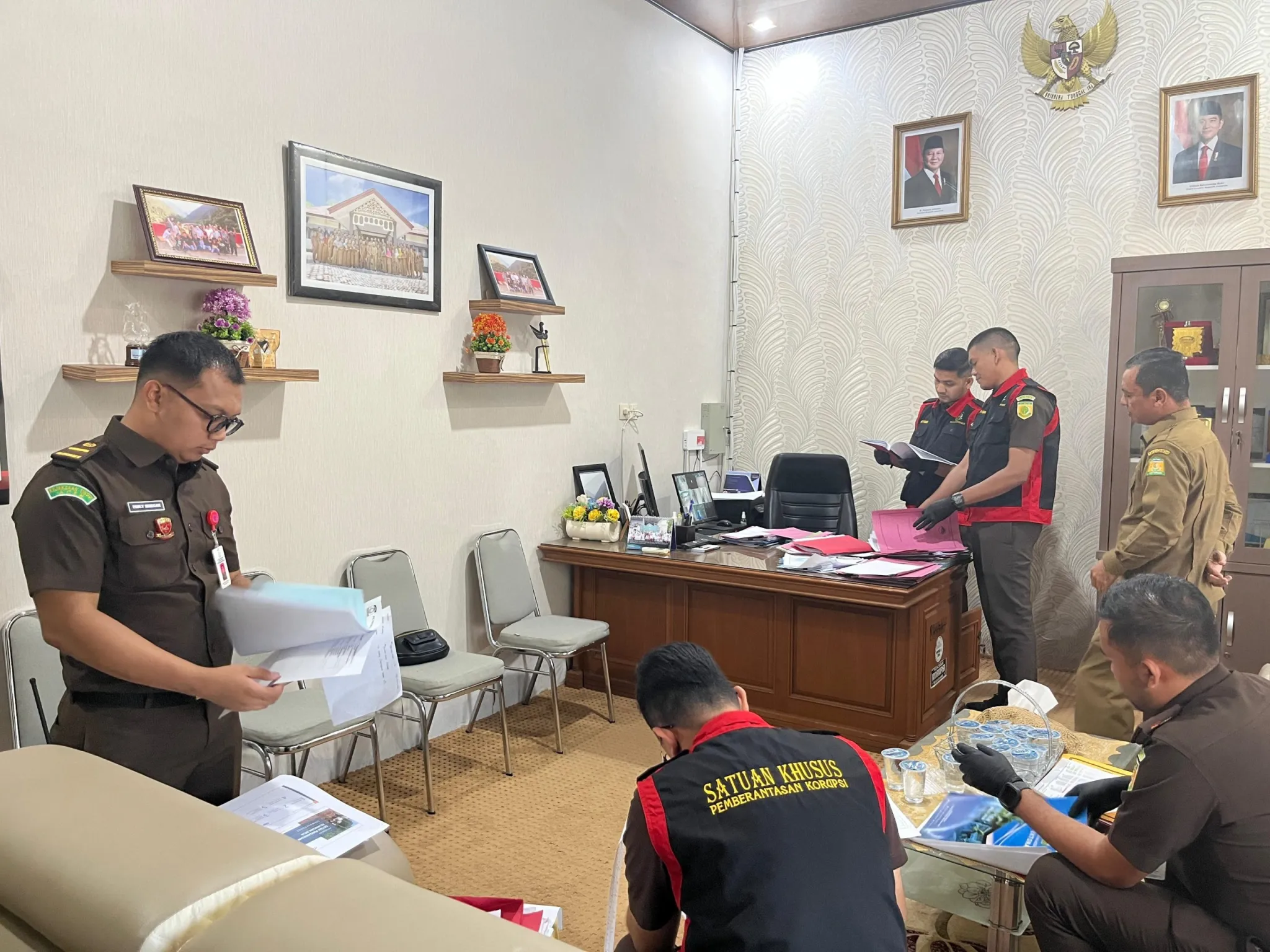 Tim penyidik Kejaksaan Negeri (Kejari) Aceh Besar melakukan penggeledahan di Kantor Inspektorat Aceh Besar, Senin (4/8/2025). Foto: Dok Kejari Aceh Besar