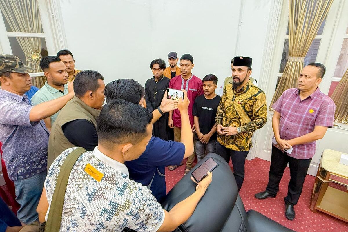 Nelayan yang terdampar di Kepulauan Aru, Maluku tiba di Pendopo Bupati Aceh Timur, Minggu (24/8/2025). (Foto: Humas Aceh Timur)