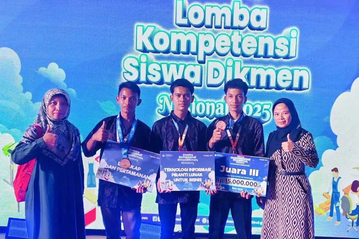 Tiga pelajar SMK Aceh Tamiang meraih juara pada LKS tingkat nasional di Depok, Jawa Barat, Jumat (1/8/2025). (Foto: ANTARA/HO-Dinas Pendidikan Wilayah Kabupaten Aceh Tamiang)