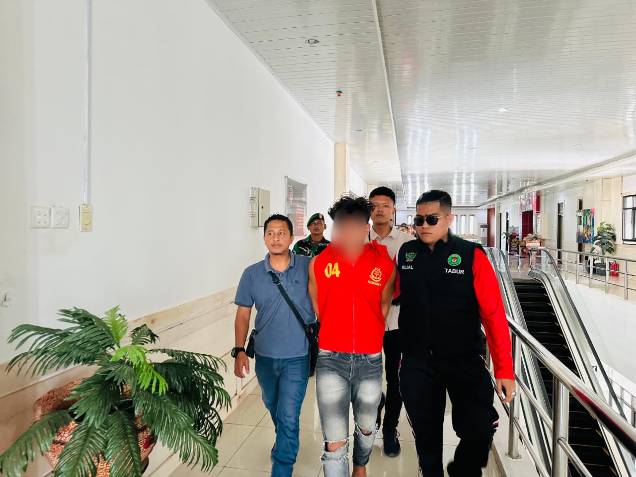 Buronan asal Kejaksaan Negeri Sabang pada ditangkap polisi pada Sabtu (30/8/2025) dini hari. (Foto: Dok Kejati Aceh)