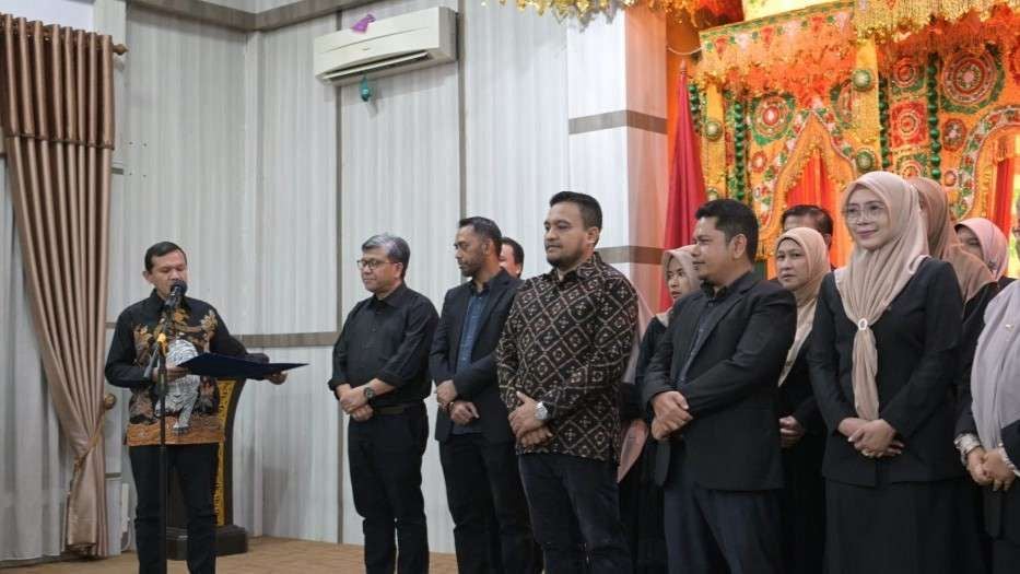 Wakil Gubernur Aceh, Fadhlullah, secara resmi mengukuhkan jajaran Pengurus Aceh Australian Alumni (AAA) untuk periode 2025–2028 di Rumah Dinas Wakil Gubernur Aceh, kawasan Blang Padang, Banda Aceh, Rabu (6/8/2025). (Foto Pemprov Aceh)
