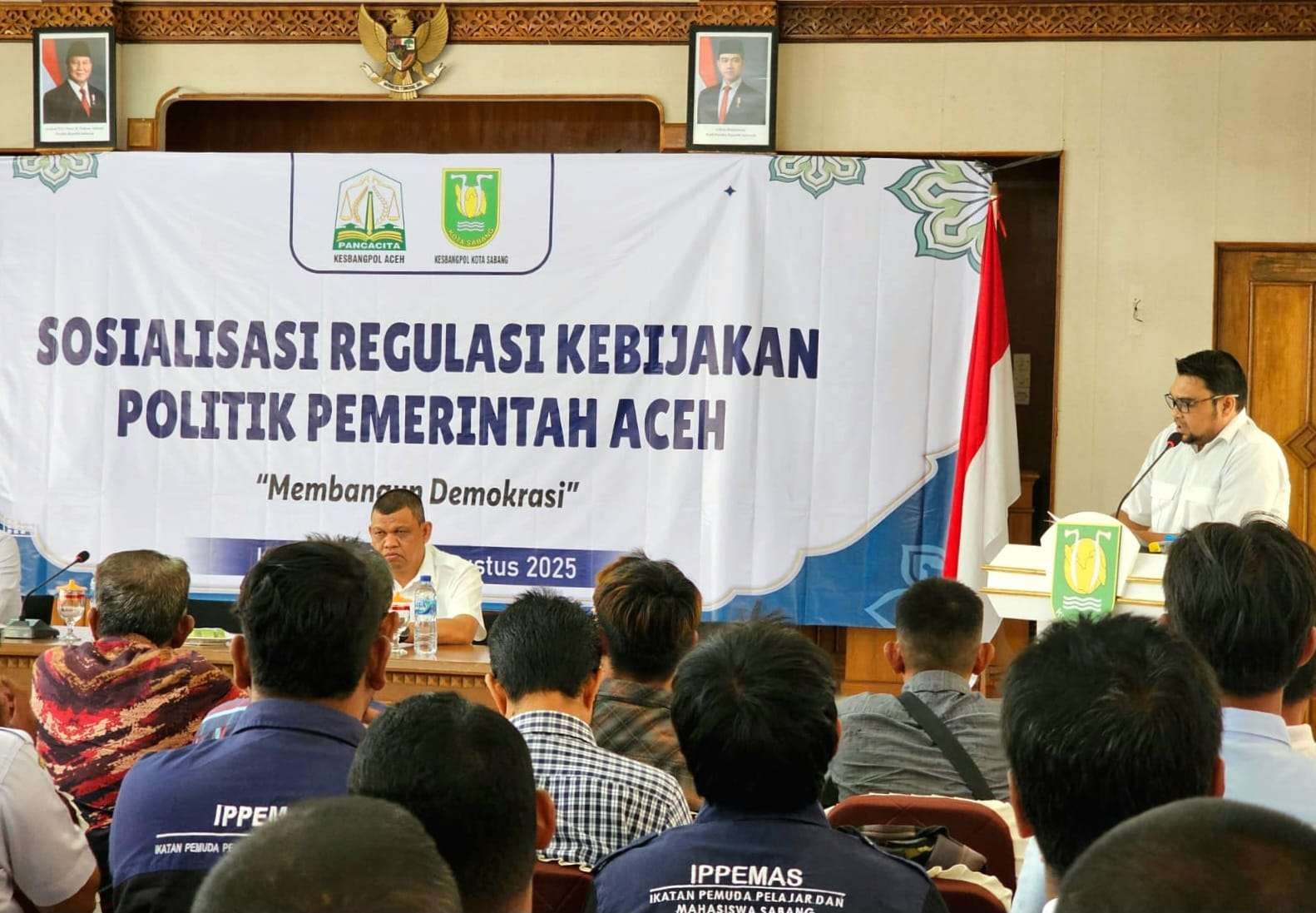 Kepala Badan Kesbangpol Aceh, Dedy Yuswadi, AP, membuka kegiatan Sosialisasi Regulasi Kebijakan Politik Pemerintah Aceh di Aula Kantor Wali Kota Sabang, Rabu (27/8/2025). (Foto: RRI/RA)