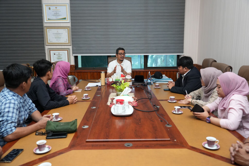 Kepala Dinas Pendidikan Aceh Marthunis berdiskusi dengan tim Sekolah Vokasi IPB membahas kerja sama pendidikan vokasi di Banda Aceh. (Foto: SV IPB)