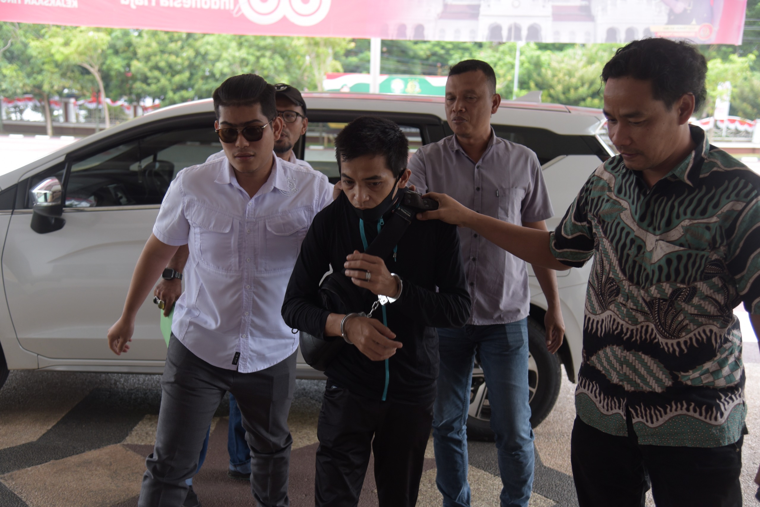 Terpidana kasus pemerkosaan anak yang sudah buron selama hampir empat tahun, Diki Pratama ditangkap Tim Tangkap Buronan (Tabur) Kejaksaan Tinggi Aceh bersama Kejaksaan Negeri Aceh Besar. (Foto: Dok Kejati Aceh)