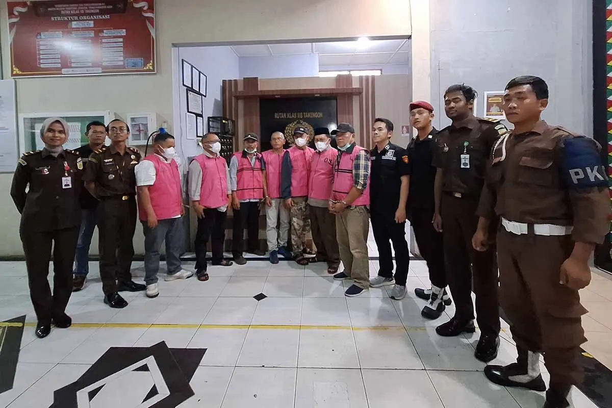 Tersangka dugaan tindak pidana korupsi pembangunan pasar di Aceh Tengah. (Foto: ANTARA/HO-Kejari Aceh Tengah)