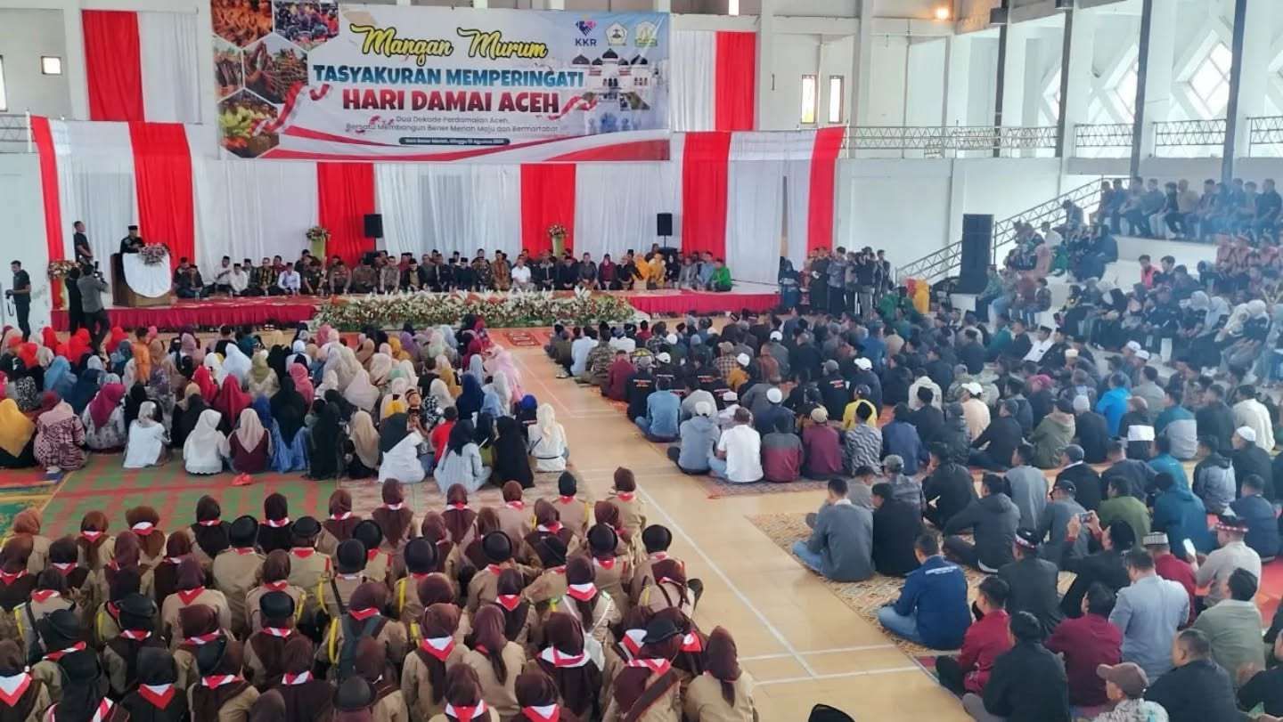Bupati Bener Meriah Ir. H. Tagore Abubakar, Wabup Ir. H. Armia serta unsur Forkopimda- Forkopimda Plus Kabupaten Bener Meriah hadiri Tasyakuran memperingati 2 (Dua) Dekade Perdamaian Aceh di Gedung Olahraga dan Seni (GORS) Pemda Bener Meriah Minggu (10/8/2025). (Foto: Prokopim Bener Meriah)