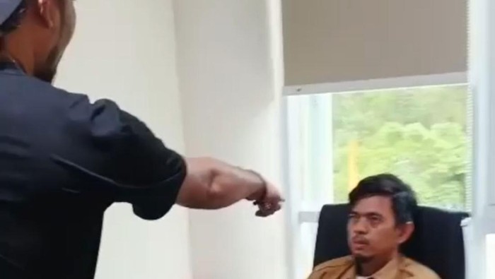 Sekelompok Orang Ngaku Keluar dari Hutan Ngamuk di Kantor Dinas Perkim Aceh. (Foto: Detik.com)