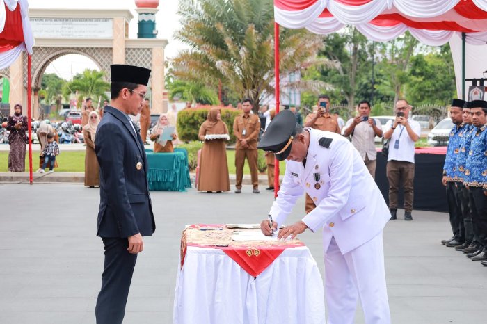 Bupati Aceh Barat, Tarmizi SP, MM, melantik dan mengambil sumpah 100 pejabat administrator, pengawas, dan fungsional di lingkungan Pemerintah Kabupaten Aceh Barat. (Foto: Humas Aceh Barat)