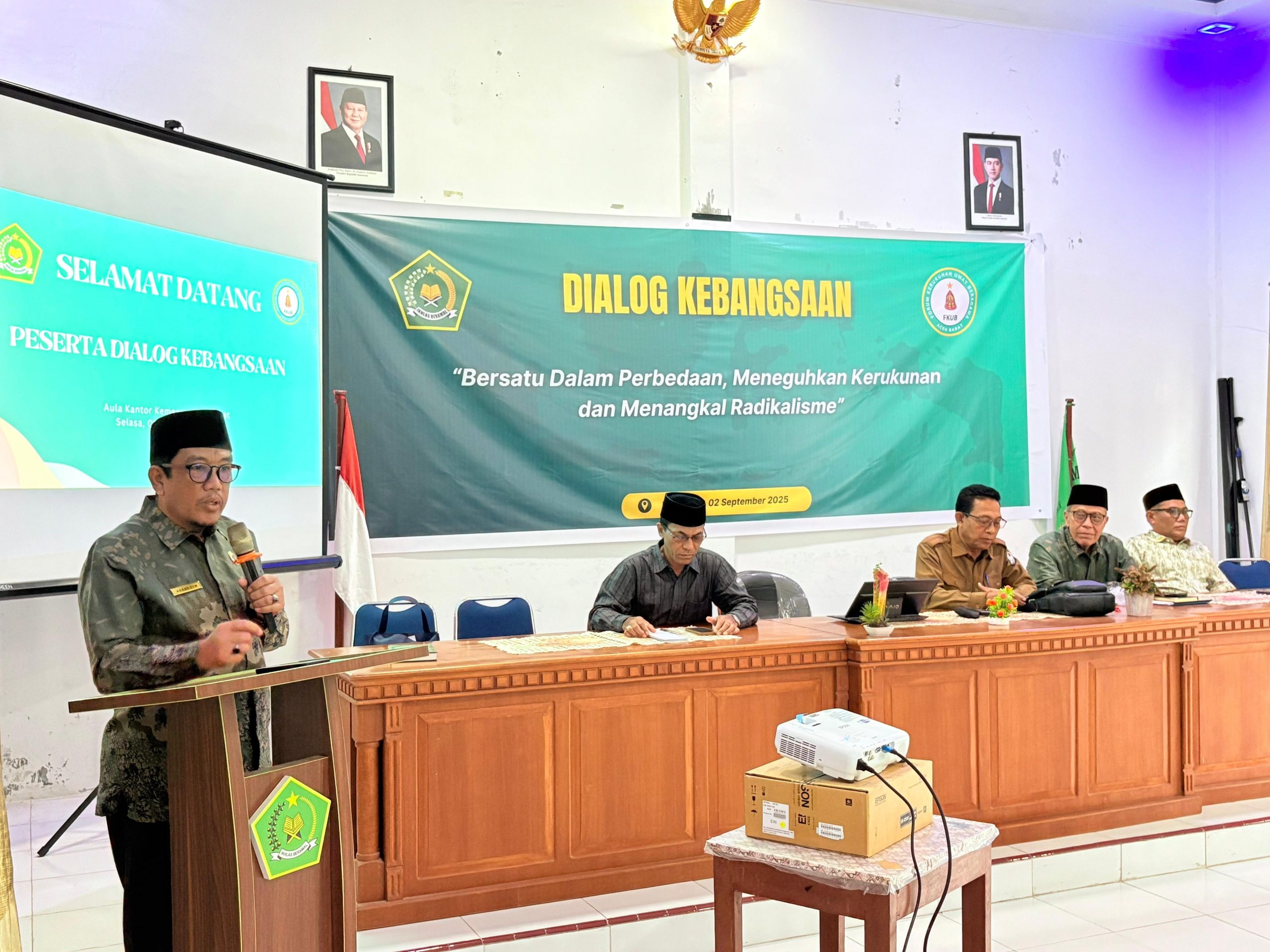 Forum Kerukunan Umat Beragama (FKUB) Aceh Barat menggelar Dialog Kebangsaan dengan tema “Bersatu Dalam Perbedaan, Meneguhkan Kerukunan dan Menangkal Radikalisme” di Aula Kantor Kementerian Agama (Kemenag) Aceh Barat, Selasa (2/9/2025). (Foto: Kemenag Aceh)