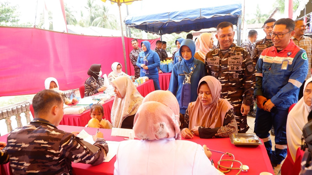 Komandan Lanal Lhokseumawe Letkol Marinir Bondan Wahyu Adi bersama Field Manager PHE NSO, Heri Prayoga meninjau langsung pemeriksaan kesehatan gratis untuk warga pesisir. Dalam rangka HUT ke 80 TNI AL, PHE NSO berkolaborasi dengan Lanal Lhokseumawe gelar bakti sosial untuk masyarakat. (For Nukilan)