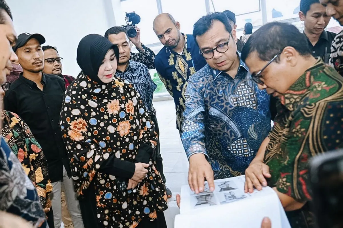 Wamenkomdigi Nezar Patria bersama Walikota Banda Aceh Illiza Sa'aduddin Djamal saat meninjau rehabilitasi Gedung BAA dalam rangka pengembangan startup di Aceh, Kamis (4/9/2025). (Foto: Humas Komdigi)