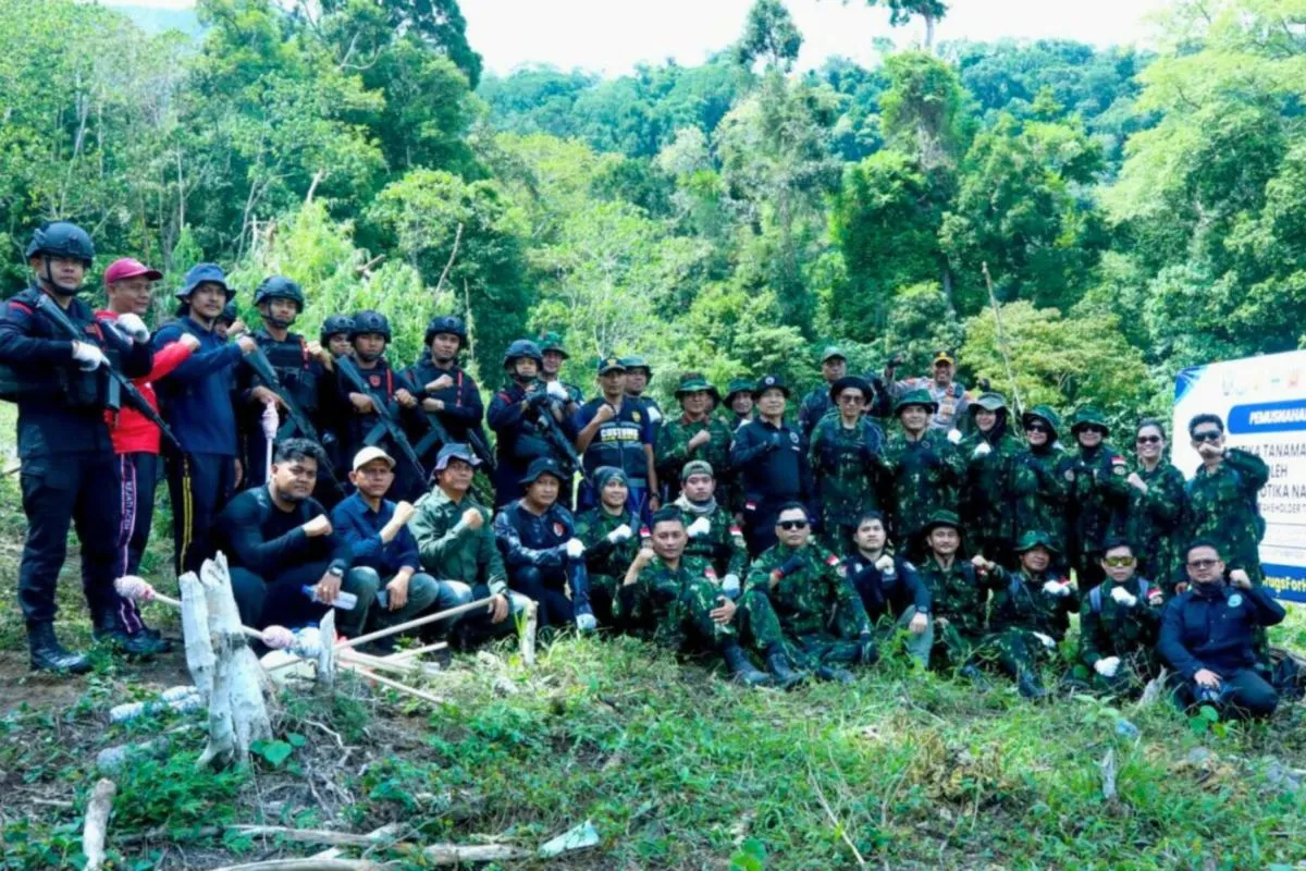 Kepala Satuan Tugas Pemusnahan Ladang Ganja Direktorat Narkotika BNN Komisaris Besar Polisi Riki Kurniawan memimpin pemusnahan 2 hektare lahan ganja di Kabupaten Aceh Besar, Aceh, Rabu (10/9/2025). ANTARA/HO-BNN RI.