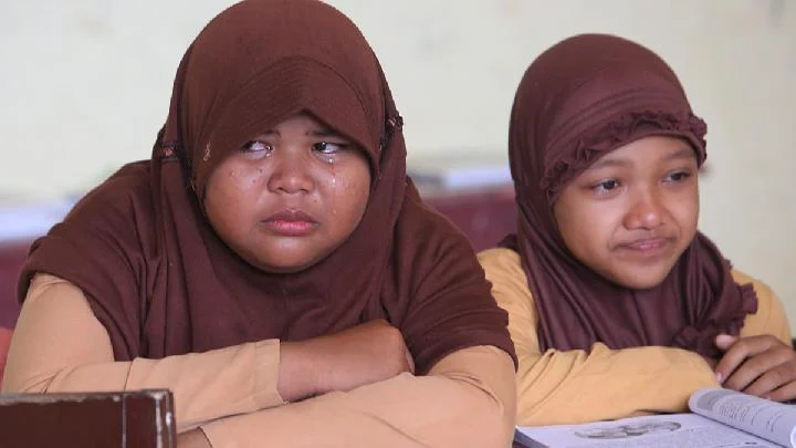 Ekspresi siswi ketika menyimak informasi penutupan sekolahnya di SD Negeri Paya Baro, Kecamatan Meureubo, Aceh Barat, Aceh, 20 September 2025. (Foto:  Antara/Syifa Yulinnas)
