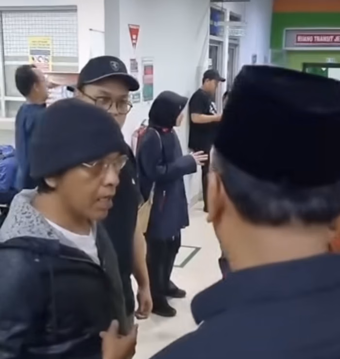 Anggota DPR RI, Adian Napitupulu, turut mengawal jenazah Affan Kurniawan (21) di Rumah Sakit Cipto Mangunkusumo (RSCM), Jakarta, Jumat (29/8). (Foto: Tangkapan Layar)