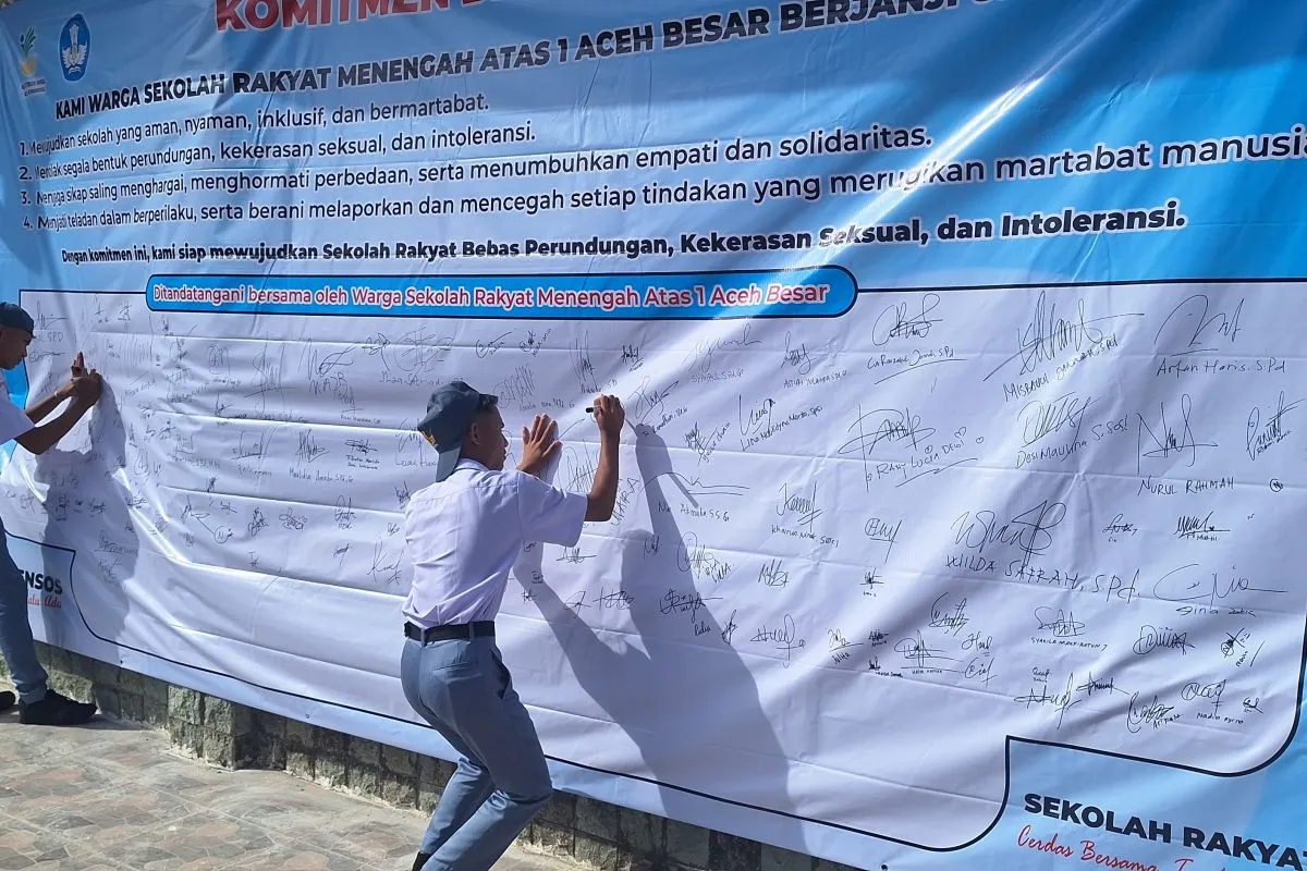 Siswa Sekolah Rakyat Menengah Atas 1 Aceh Besar, Sentra Darussa’adah, Provinsi Aceh sedang membubuhkan tanda tangan di komitmen ikrar bersama untuk mencegah perundungan di lingkungan sekolah tersebut, Aceh Besar (8/9) (Foto: ANTARA)