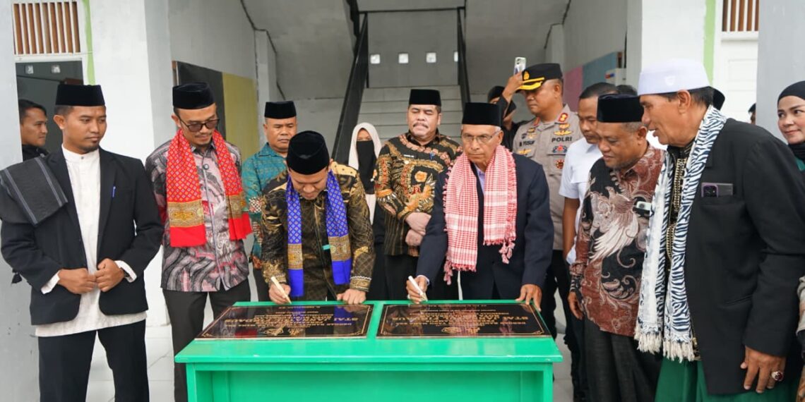 Wakil Gubernur Aceh, Fadhlullah, meresmikan Sekolah Tinggi Agama Islam (STAI) Jannatul Firdaus di Kota Subulussalam, Sabtu (13/9). (Foto: HarianAceh)