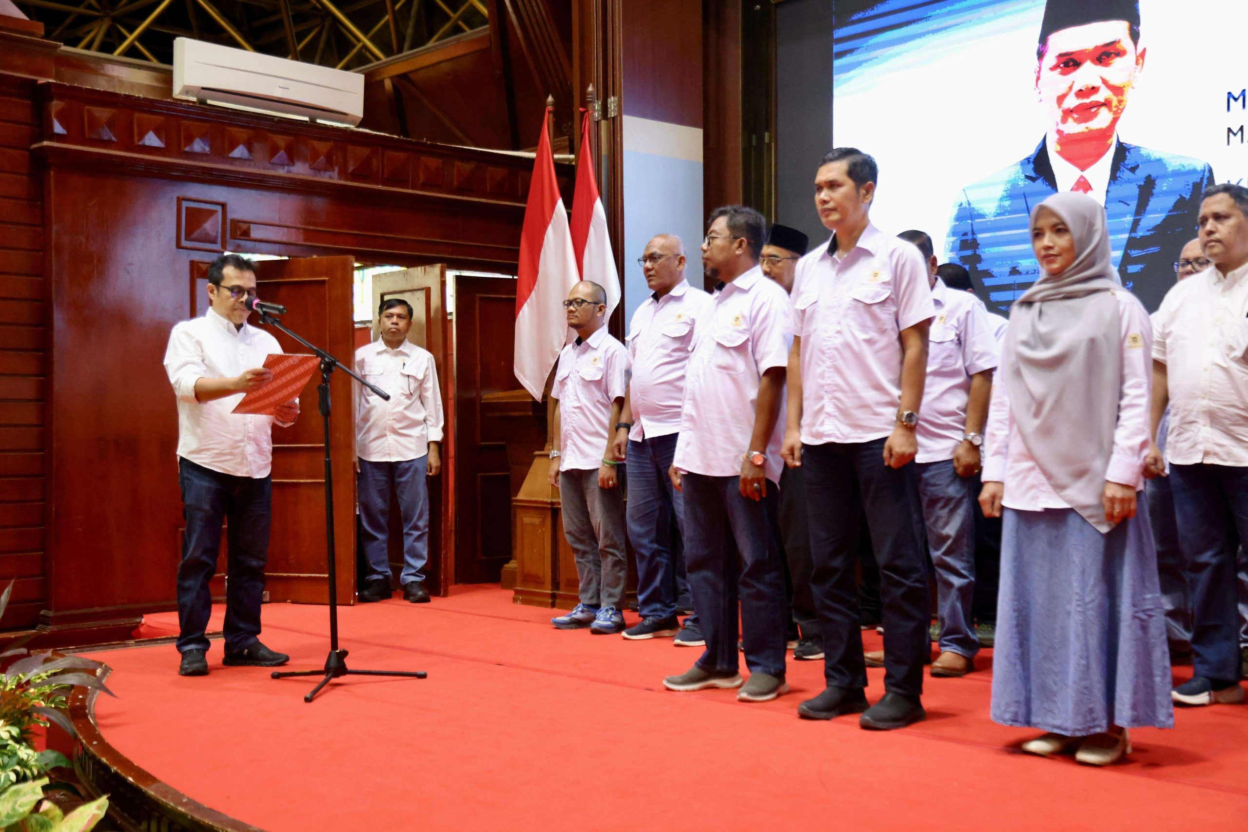 Sekretaris Daerah Aceh M Nasir , dilantik sebagai Ketua Pengurus Daerah Keluarga Alumni Universitas Gadjah Mada (Kagama) Aceh, di Anjong Mon Mata komplek Meuligoe Gubernur Aceh, Sabtu (6/9/2025) (Foto: Humas Pemerintah Aceh)