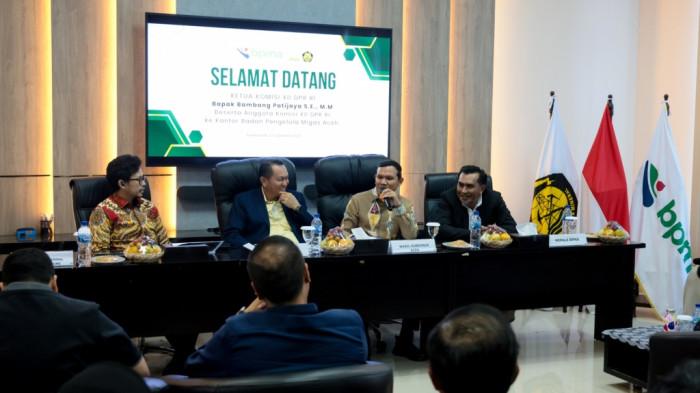 Ketua Komisi XII DPR RI, Bambang Patijaya, Wakil Gubernur Aceh, Fadhlullah, Kepala BPMA, Nasri Djalal dan pihak terkait lainnya saat melakukan pertemuan membahas industri hulu migas di Aceh, Kamis (11/9/2025) di Kantor BPMA, Banda Aceh. (Foto: BPMA)
