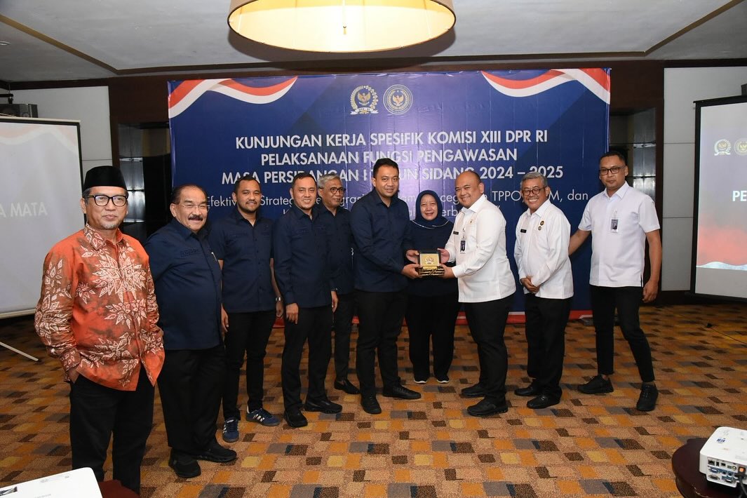 Tim Kunjungan Kerja Spesifik Komisi XIII DPR RI melaksanakan Rapat Dengar Pendapat bersama jajaran Direktorat Jenderal Imigrasi. (Foto: Instagram @jamalidham)