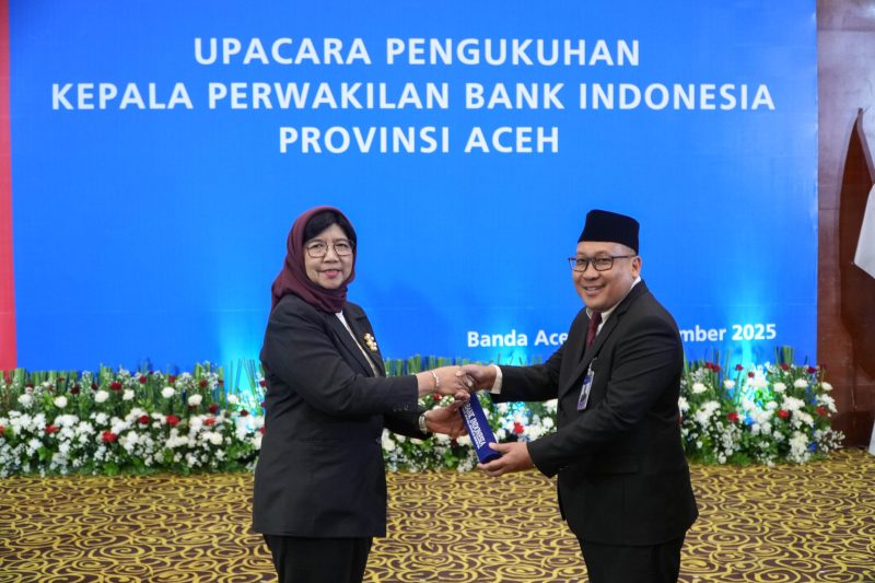 Proses pengukuhan Agus Chusaini sebagai Kepala Perwakilan Bank Indonesia Provinsi Aceh. (Foto: Dok. Humas BI Aceh)