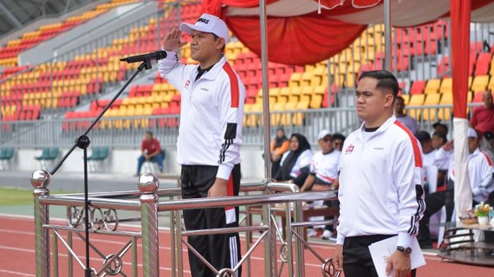 Wakil Gubernur Aceh, Fadhlullah, saat menjadi Inspektur Upacara peringatan Hari Olahraga Nasional (HAORNAS)XLII Tahun 2025 di Stadion Harapan Bangsa, Banda Aceh, Selasa (9/9/2025). (Foto: BIRO ADPIM SETDA ACEH)