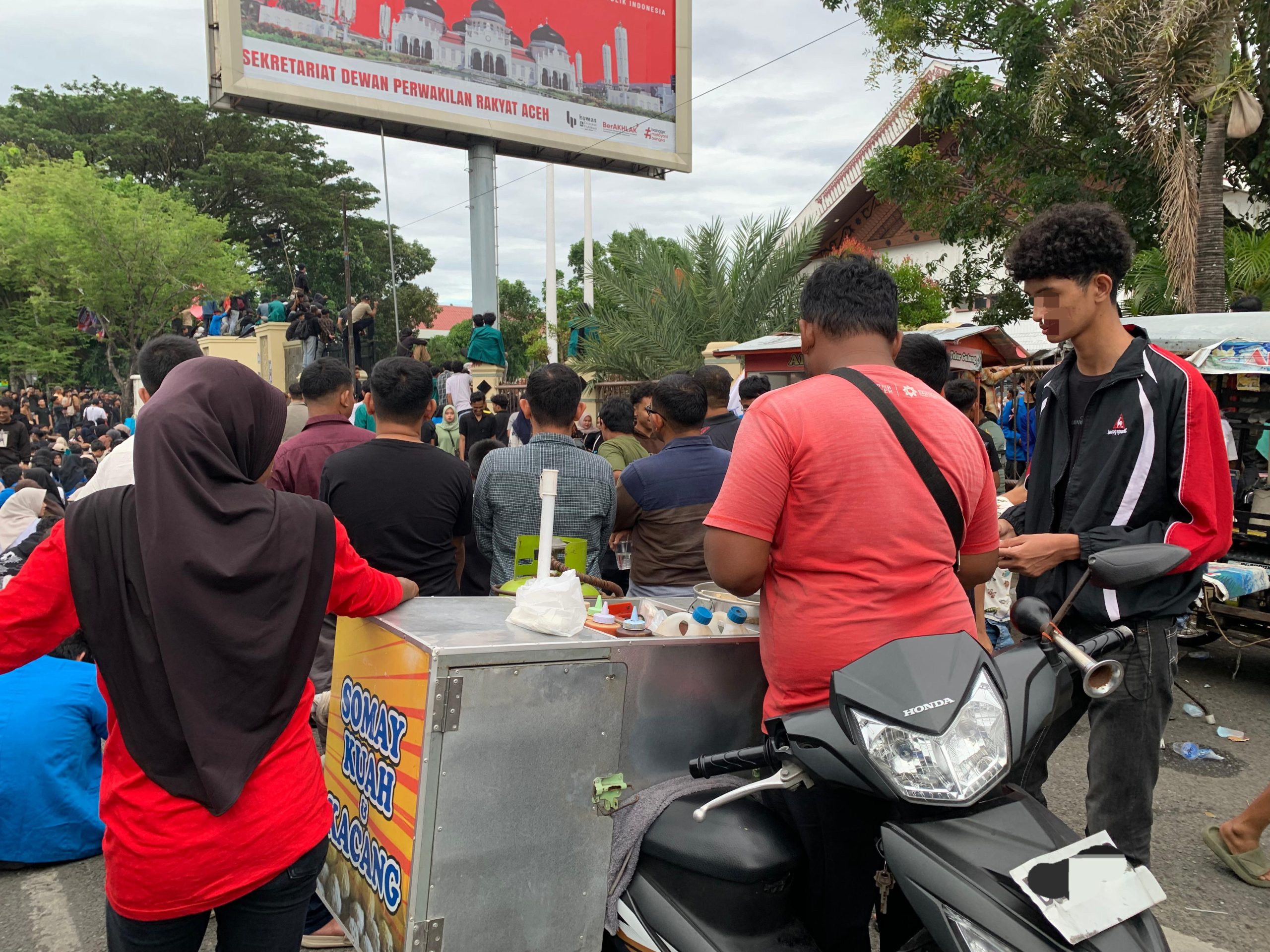 Pedagang Jajanan Ramaikan Aksi Demonstrasi di Depan DPRA