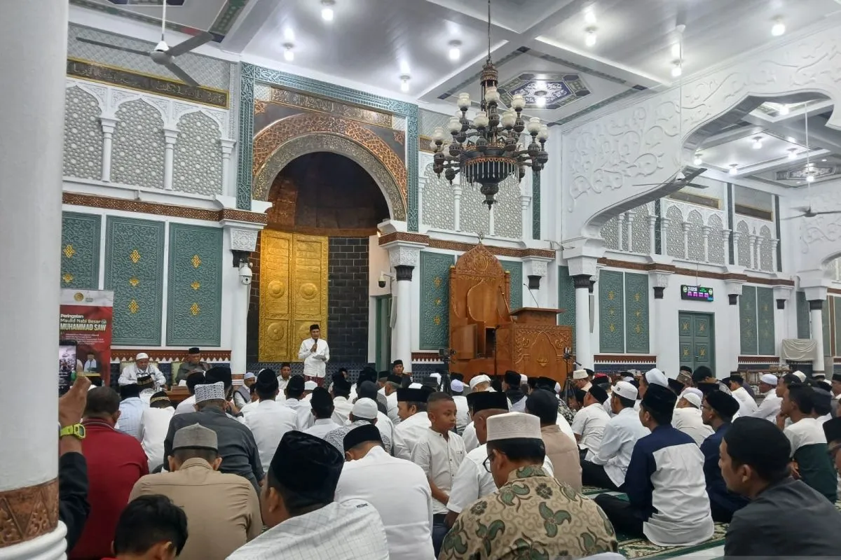 Jamaah Masjid Raya Baiturrahman Banda Aceh saat mendengar ceramah agama dalam rangka peringatan Maulid Nabi Muhammad SAW 1447 Hijriah, di Banda Aceh, Kamis malam (4/9/2025). (Foto: ANTARA)