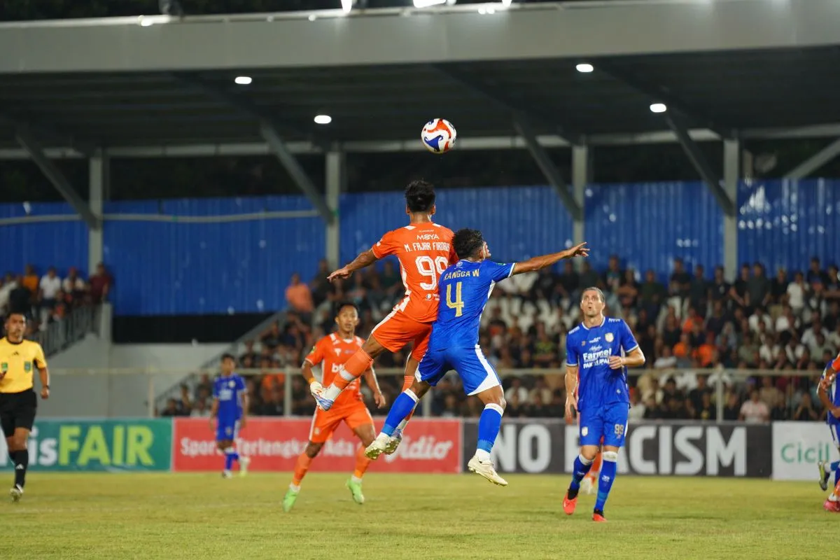 Pemain Persiraja Banda Aceh dan Adhyaksa saat duel udara dalam laga perdana Pegadaian Championship 2025/2026 di Stadion H Dimurthala Lampineung Banda Aceh, Sabtu (13/9/2025). (Foto:  Persiraja)