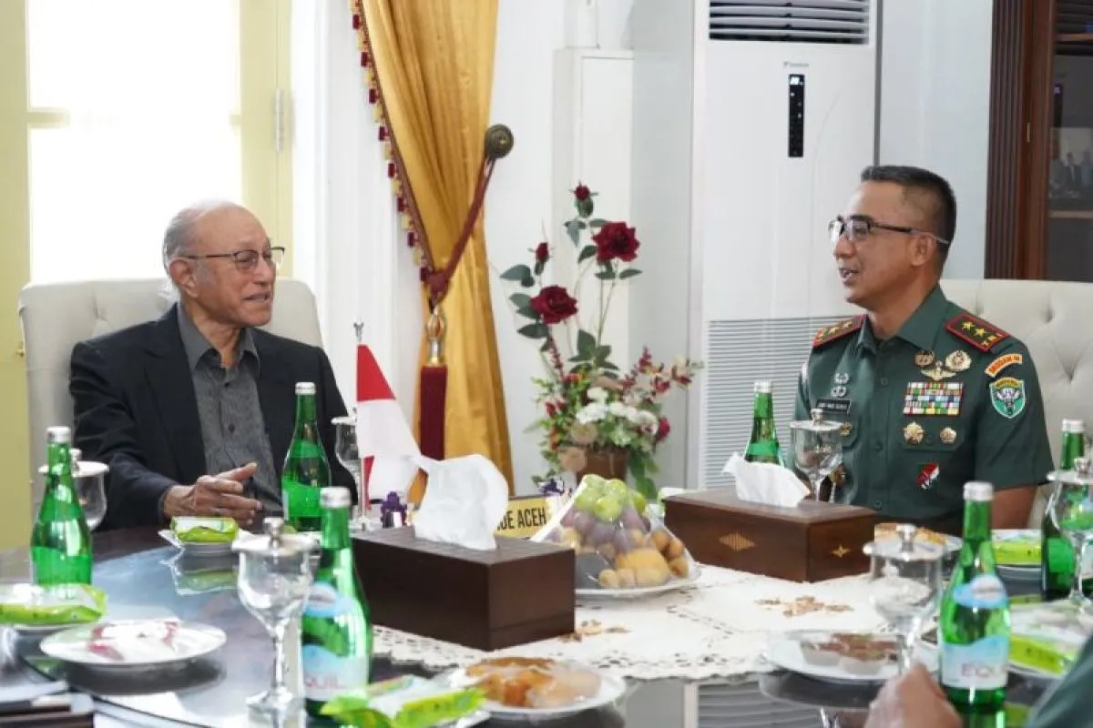 Pangdam IM bersilaturahmi dengan Wali Nanggroe Aceh, Malik Mahmud Al-Haythar di Meuligo Wali Nanggroe Aceh, Aceh Besar, Senin (15/9) (FOTO: Pendam IM)