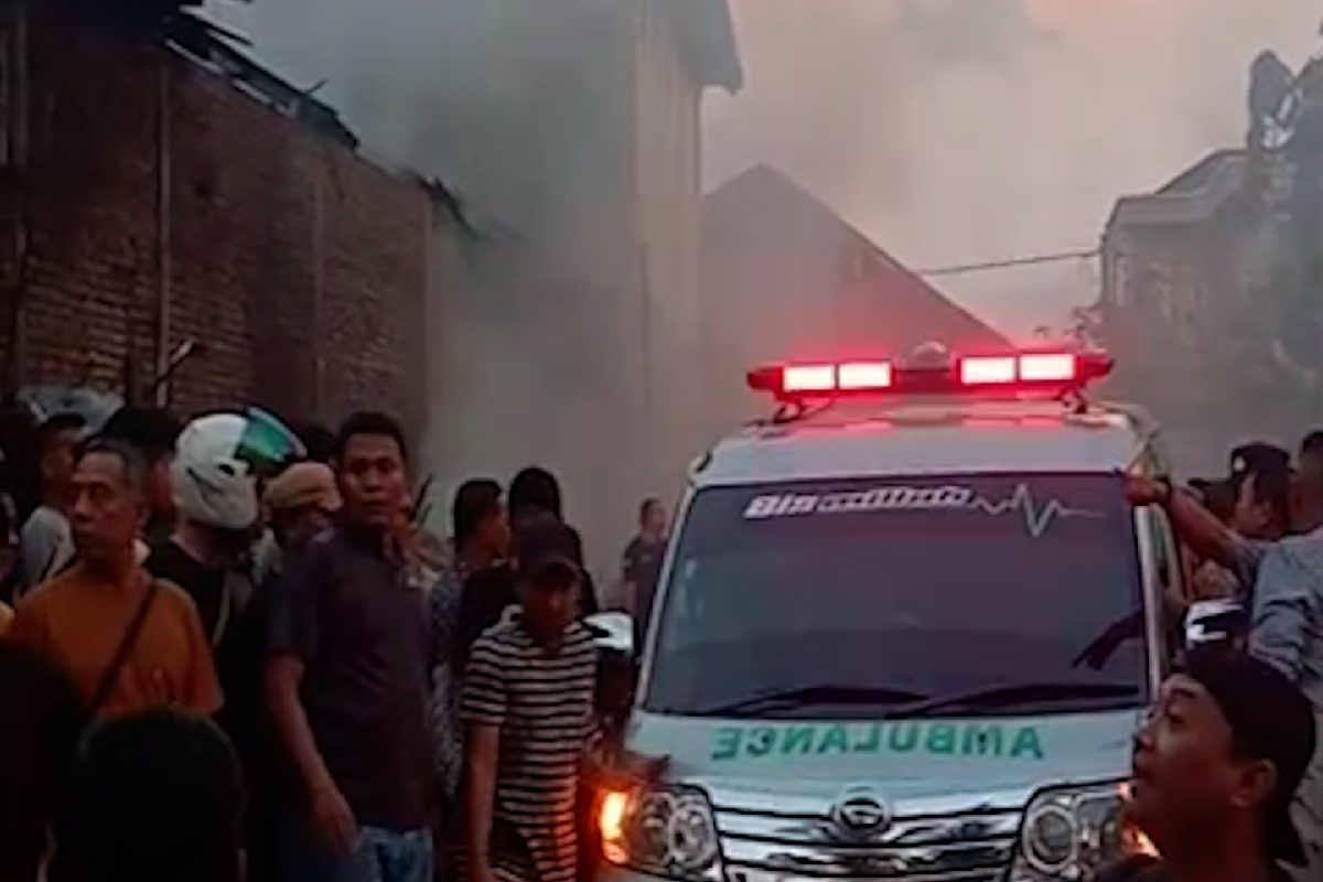 Mobil ambulans saat mengevakuasi korban kebakaran di Lhokseumawe, Aceh, Jumat (19/9/2025). (Foto: ANTARA/HO-Babinsa TNI Koramil 16)