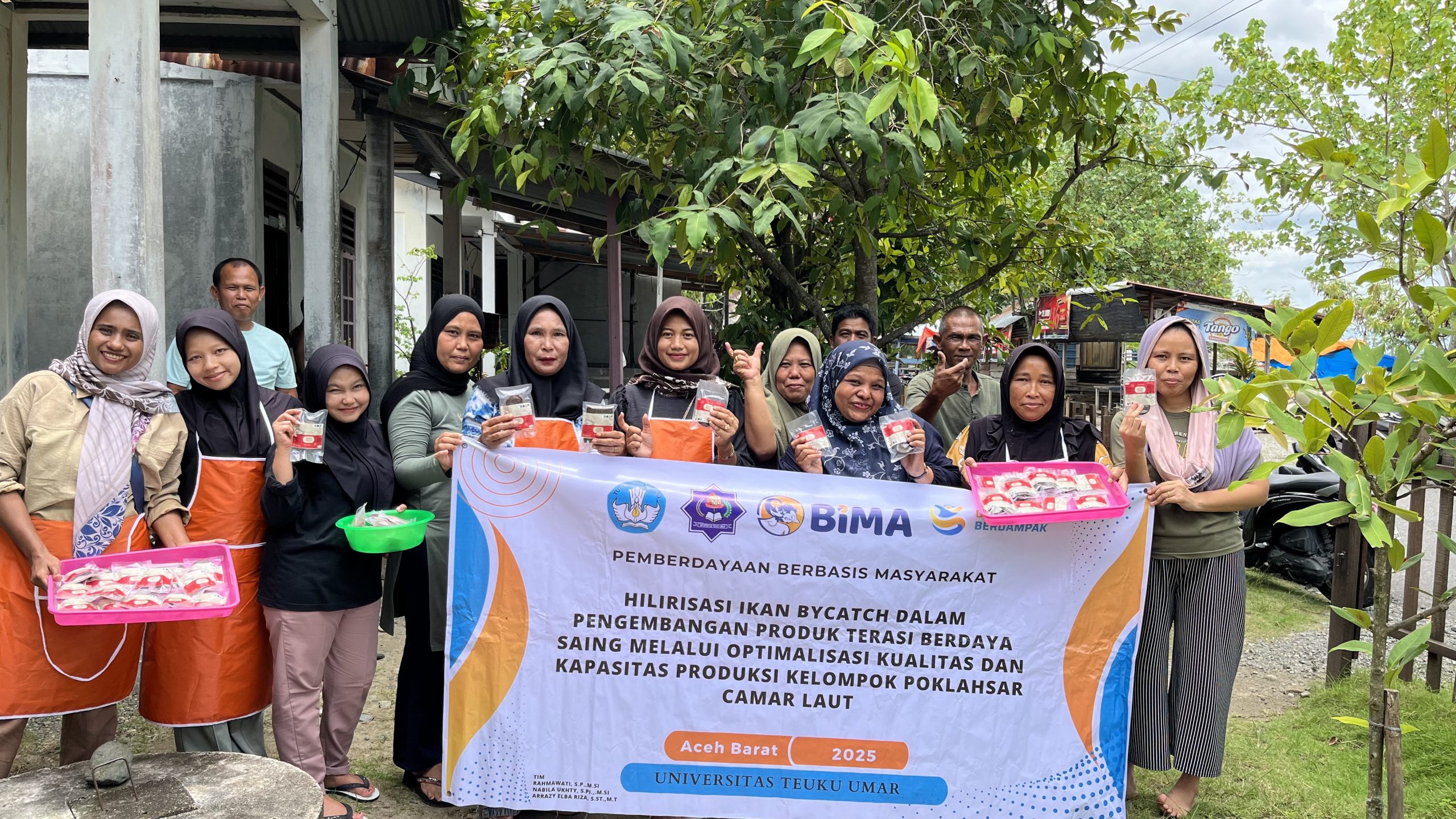 Kelompok Pengolah dan Pemasar (Poklahsar) Camar Laut mendapat pendampingan peningkatan kualitas produk melalui pelatihan pengemasan dan labeling terasi, Sabtu (6/9/2025). (For Nukilan)