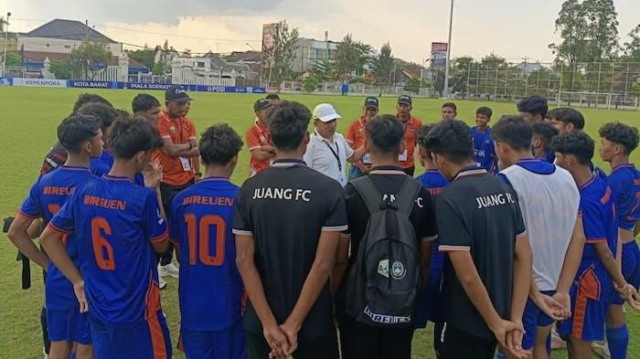 Pemain Juang FC Bireuen bersama manajer dalam pertandingan babak perempat final melawan Bangau Putra Sulawesi Selatan pada babak perempat final Piala Soeratin U-17, Sabtu (13/9/2025). Juang FC menang 4-2 (1-1) dan akan menghadapi Persikota dari Banten, Senin (15/9/2025). (Foto: SerambiNews)
