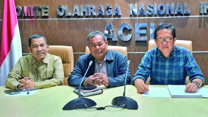 Ketua penjaringan dan penyaringan calon Ketua Umum KONI Aceh periode 2025–2029, T Nasruddin Syah SH didampingi Darmawan selaku Wakil Ketua, dan Ir PP Andry Agung MM sebagai Sekretaris TPP memberikan keterangan kepada wartawan, Senin (1/9/2025) sore. (Foto: HUMAS KONI Aceh)