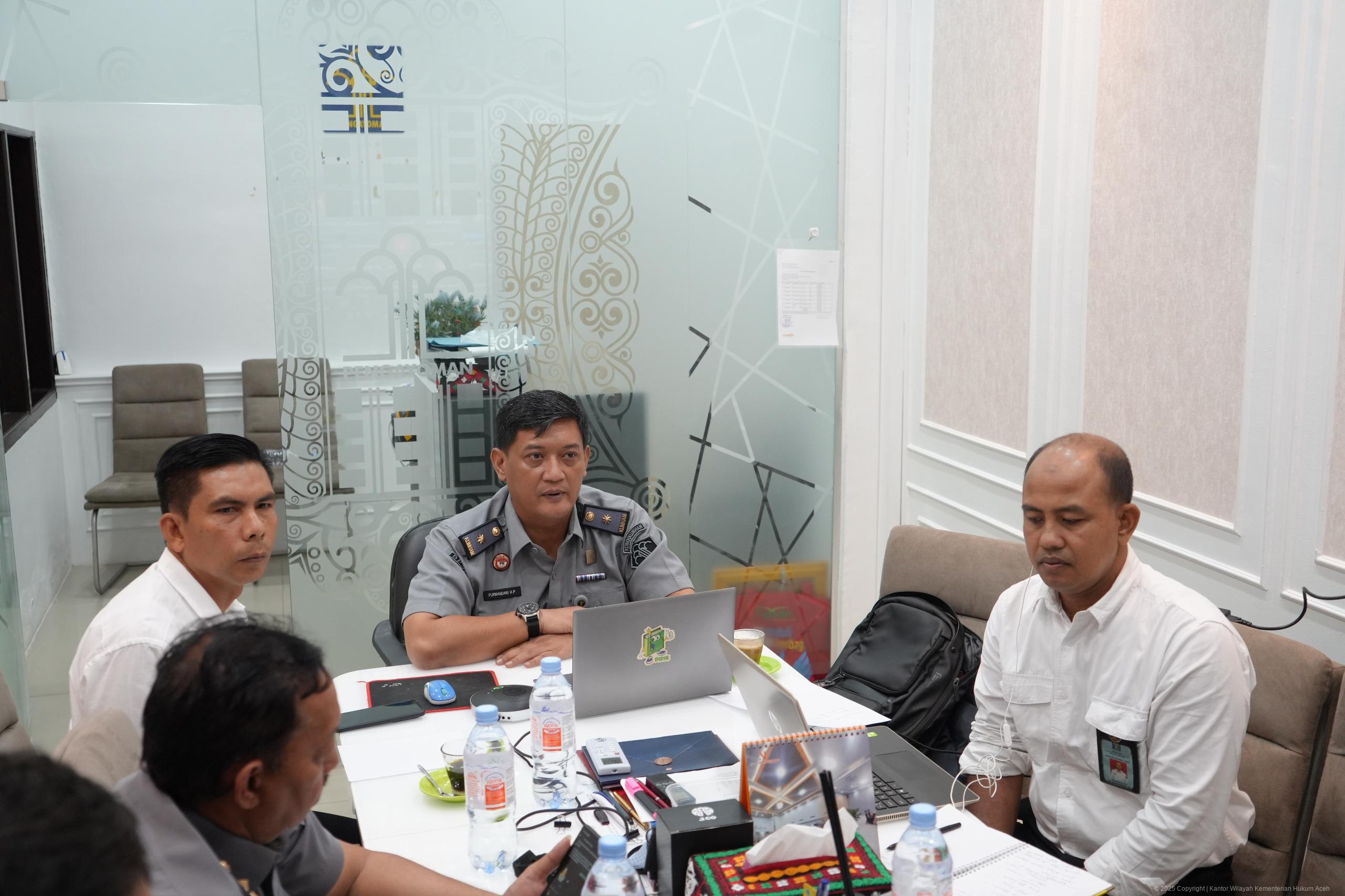 Kantor Wilayah Kementerian Hukum Aceh menggelar sosialisasi terkait penggunaan Aplikasi Sistem Informasi Manajemen Pelaporan Pelayanan Notaris (SIMPALNOT), Senin (8/9/2025) yang diikuti oleh seluruh notaris di Aceh secara virtual. (Foto: Humas Kemenkum Aceh)