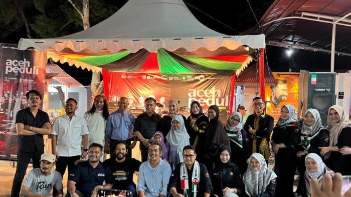 Musisi Aceh foto bersama usai penampilan mereka pada acara Aceh Peduli Palestina dan Fakir Miskin di MJD Kupi Banda Aceh, Sabtu (14/09/2025). (Foto: For Nukilan)